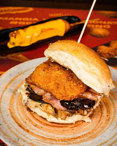 Hamburger Kevin Ball dello Shameless Pub con crispy chicken, bacon e cheddar