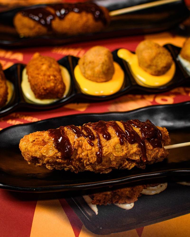 Tagliere di fritti dello Shameless Pub con würstel lollipop, crocchette e salsa barbecue