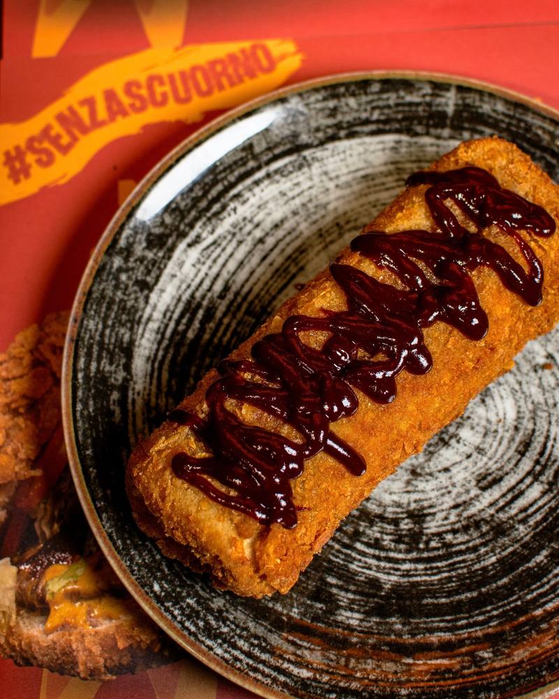 Wrap fritta dello Shameless Pub con salsa barbecue servita su piatto in ceramica