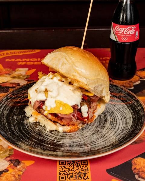 Hamburger Sheila dello Shameless Pub con doppio bacon, doppio cheddar e uovo