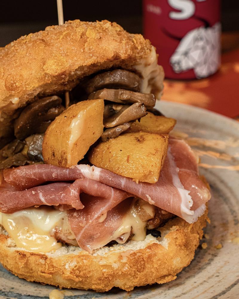 Panino fritto dello Shameless Pub di Pomigliano d'Arco con prosciutto crudo, provola e funghi, servito su piatto
